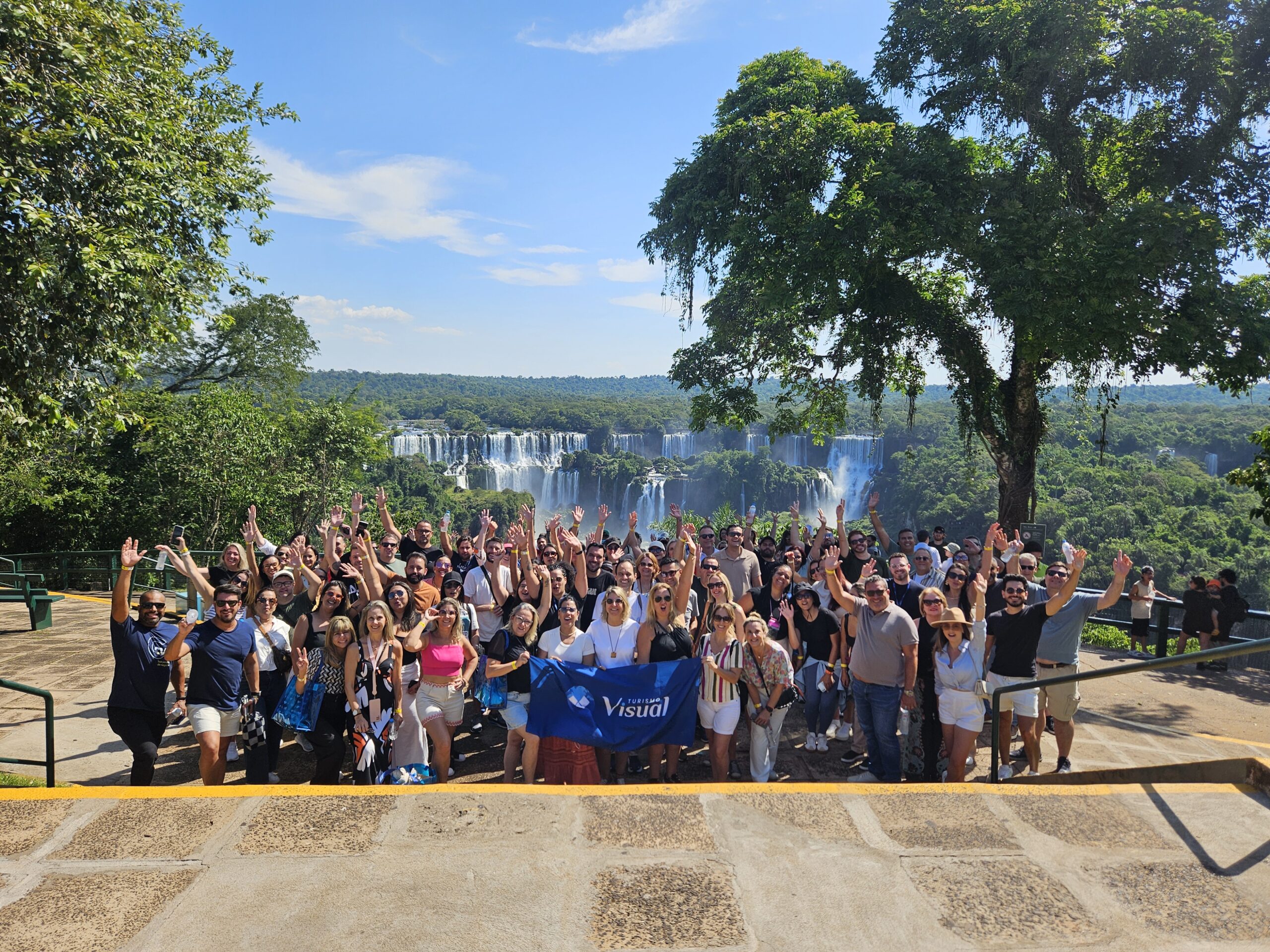 Trade reunido para contemplar as uma das 7 Maravilhas Mundiais da Natureza, em Foz do Iguaçu