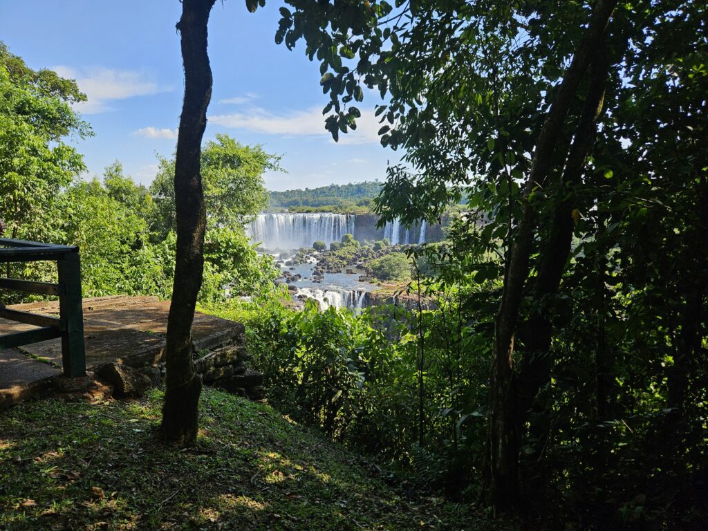 No percurso até a parte central das Cataratas, existem mirantes de contemplação