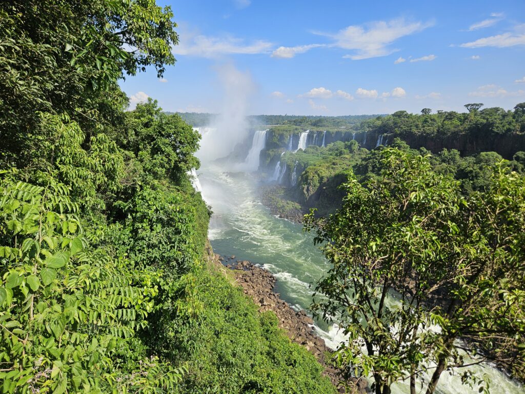 Todo 11 de novembro acontece o "CataratasDay", dia para conscientização da conservação do Parque Nacional do Iguaçu e toda região