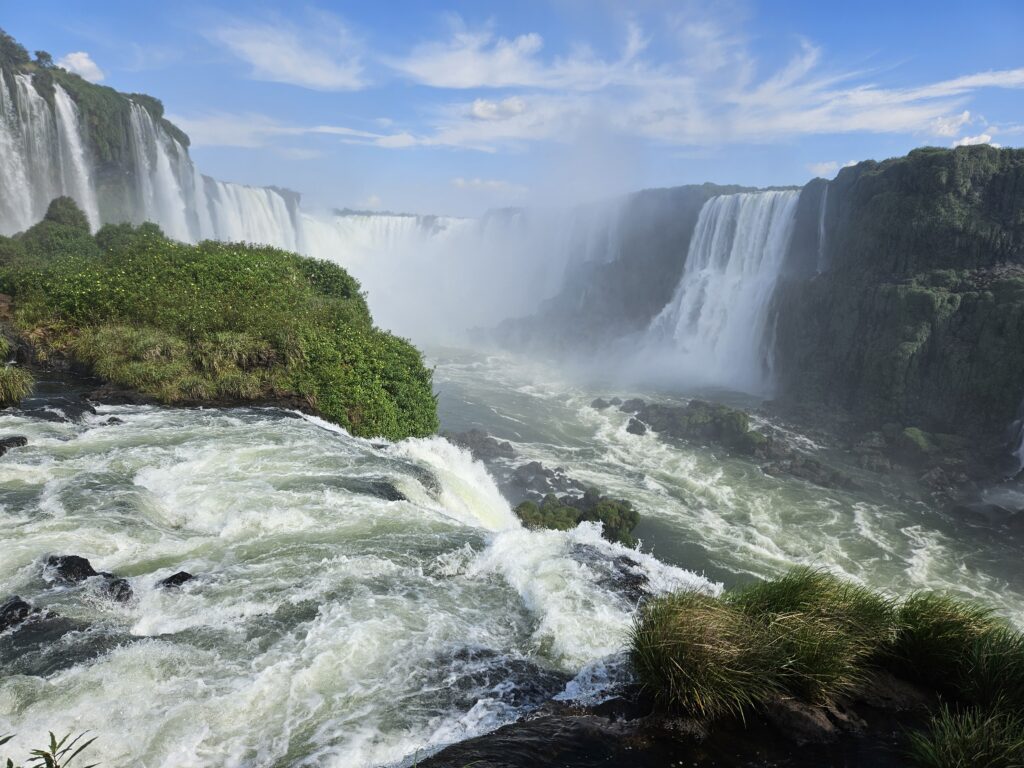 Acima das Cataratas, o rio Iguaçu mede 1.200 metros de largura, depois de percorrer 1.320 km, no sentido Leste-Oeste