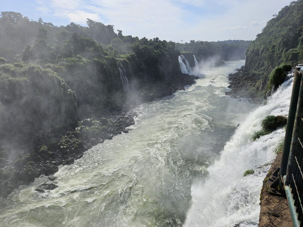 São formadas por 275 quedas d’água de até 80 metros de altura. Entretanto, o número das quedas é variável de 150 a 300, dependendo da vazão do rio