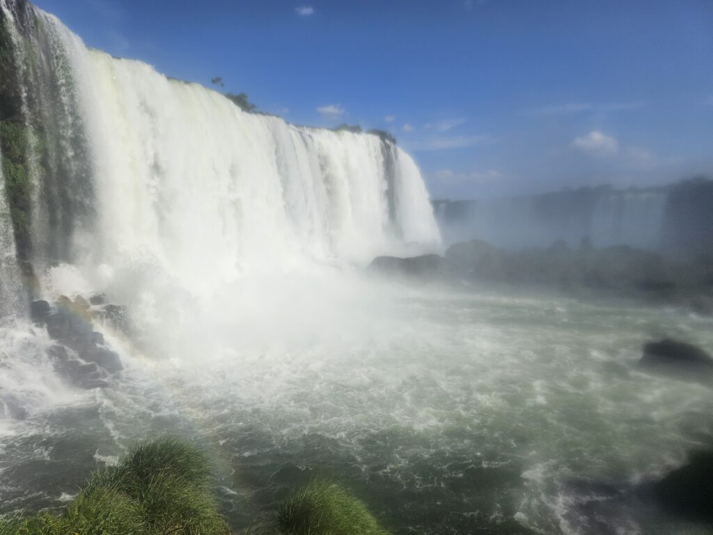 É possível visitar as Cataratas do Iguaçu pelo lado brasileiro ou pelo lado argentino