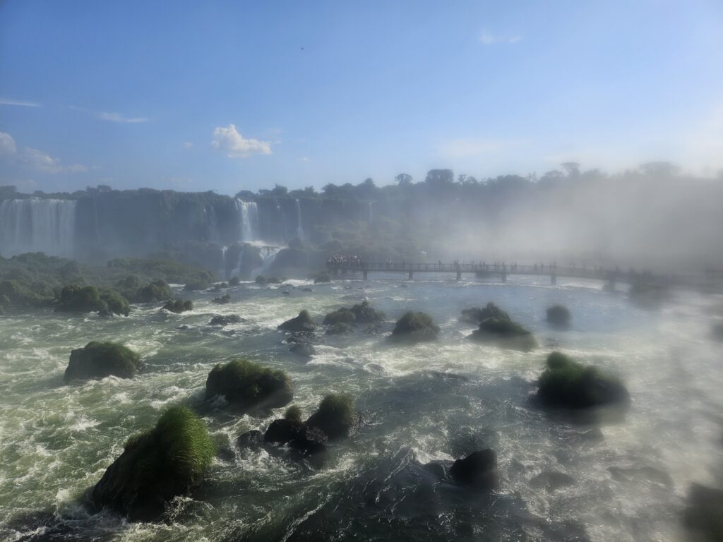 A força das águas cria uma névoa que envolve a paisagem, proporcionando um espetáculo visual único