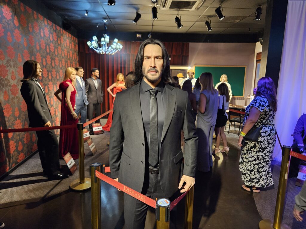 Boneco do personagem John Wick, interpretado por Keanu Reeves