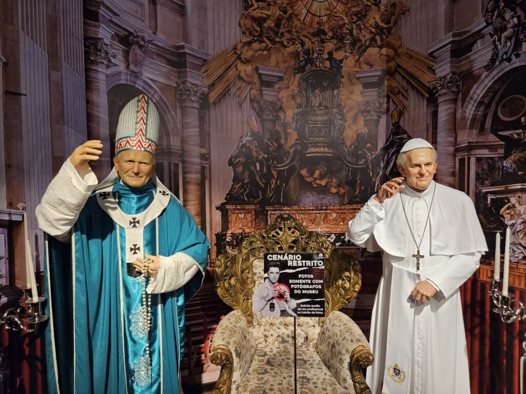 Papa João Paulo II e Papa Francisco