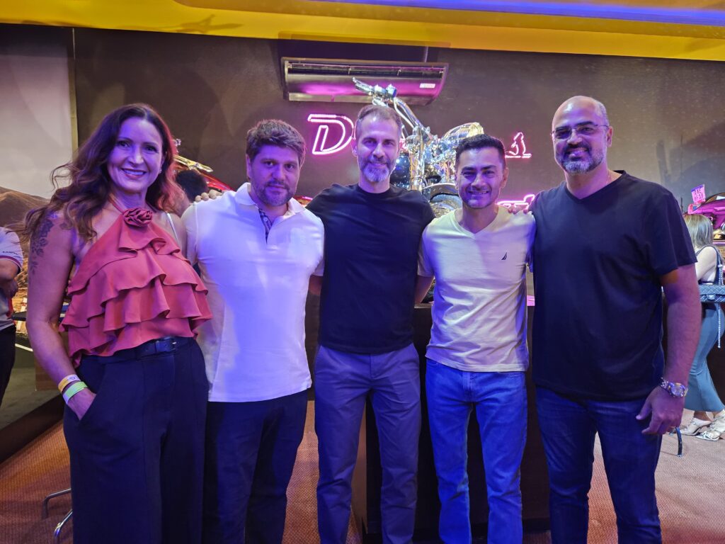 Leandro e Marcius, da MK, entre Adriana Sales, Marvio Mansur e Marcelo Sacchitiello, da Rextur Advance