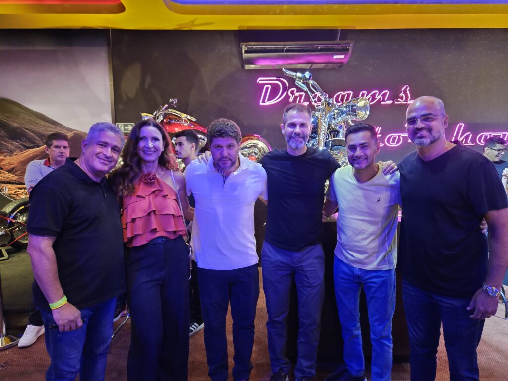 Alex Dissat, da 4 Cantos, Leandro e Marcius, da MK, entre Adriana Sales, Marvio Mansur e Marcelo Sacchitiello, da Rextur Advance