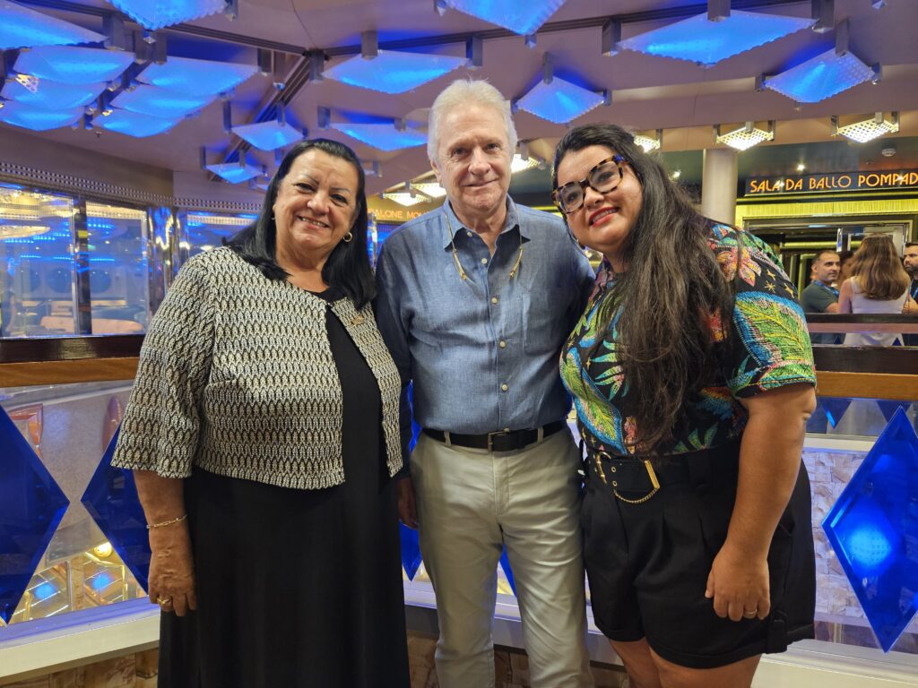 René Herman, da Costa Cruzeiros, entre Vera Maluf e Paula Maluf, da Ponta Verde Turismo