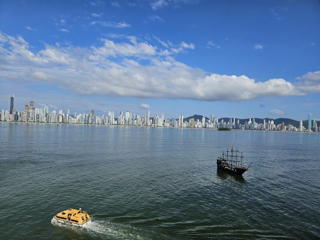 Navio da Costa Cruzeiros atraca em Balneário Camboriú, em Santa Catarina