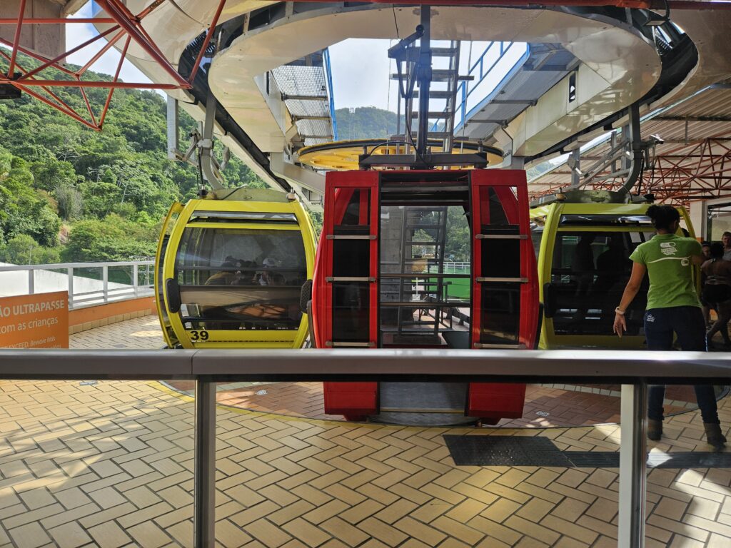 São 47 bondinhos interligando 3 estações