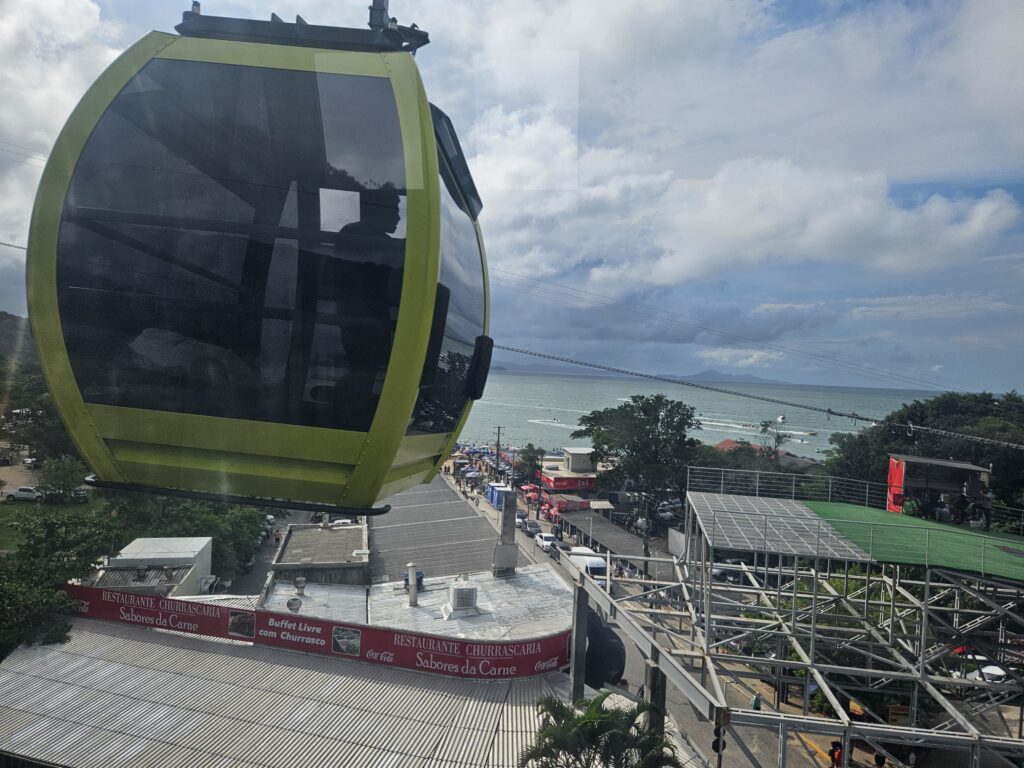 Bondinhos ligam a praia Barra Sul à Praia das Laranjeiras