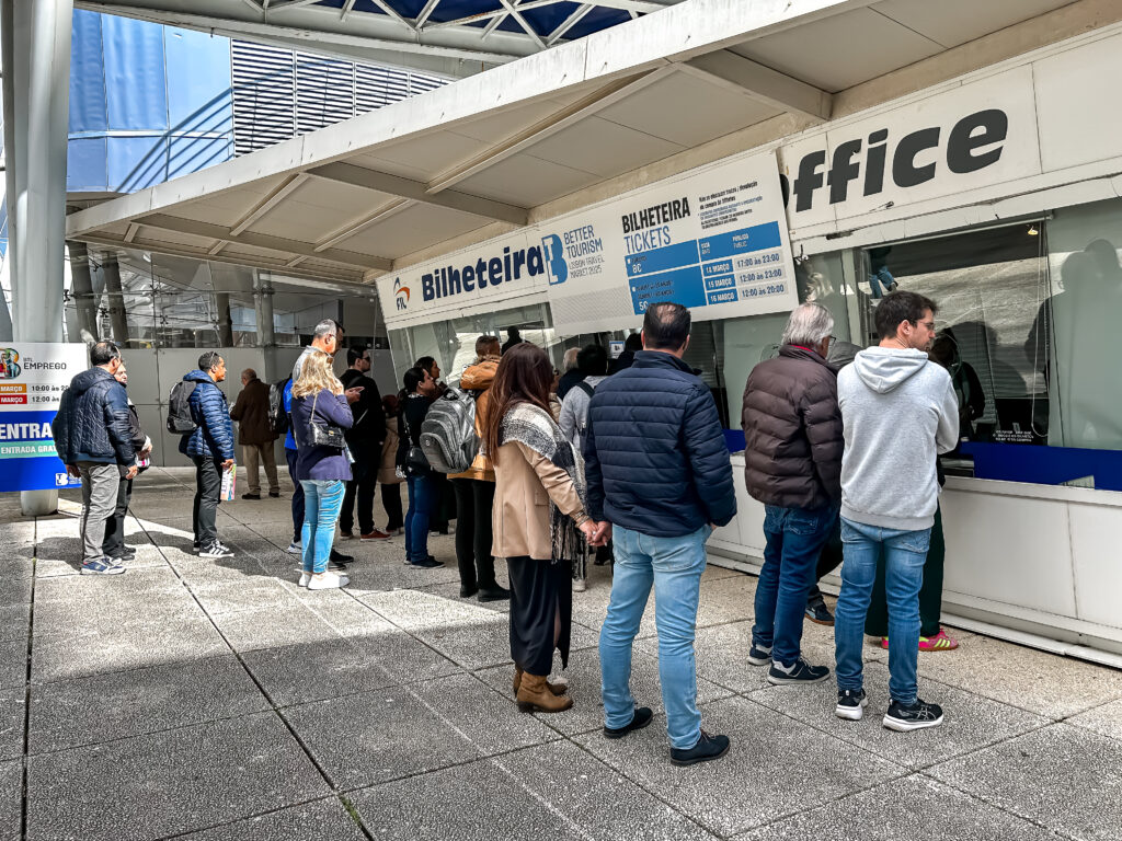 Fila do público para comprar ingressos para a BTL