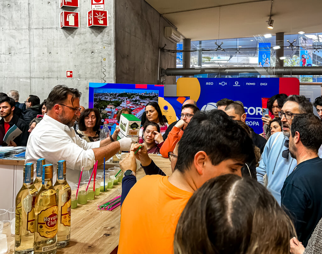 Fila para degustação de cachaça no estande de Cuba