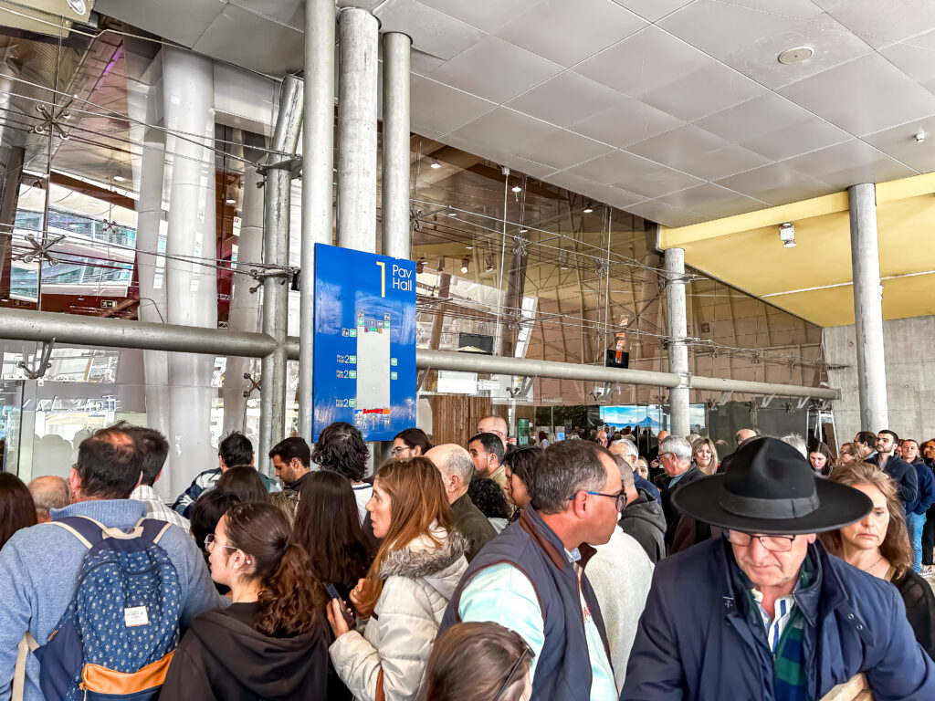 Fila para entrar nos pavilhões de exposição da BTL