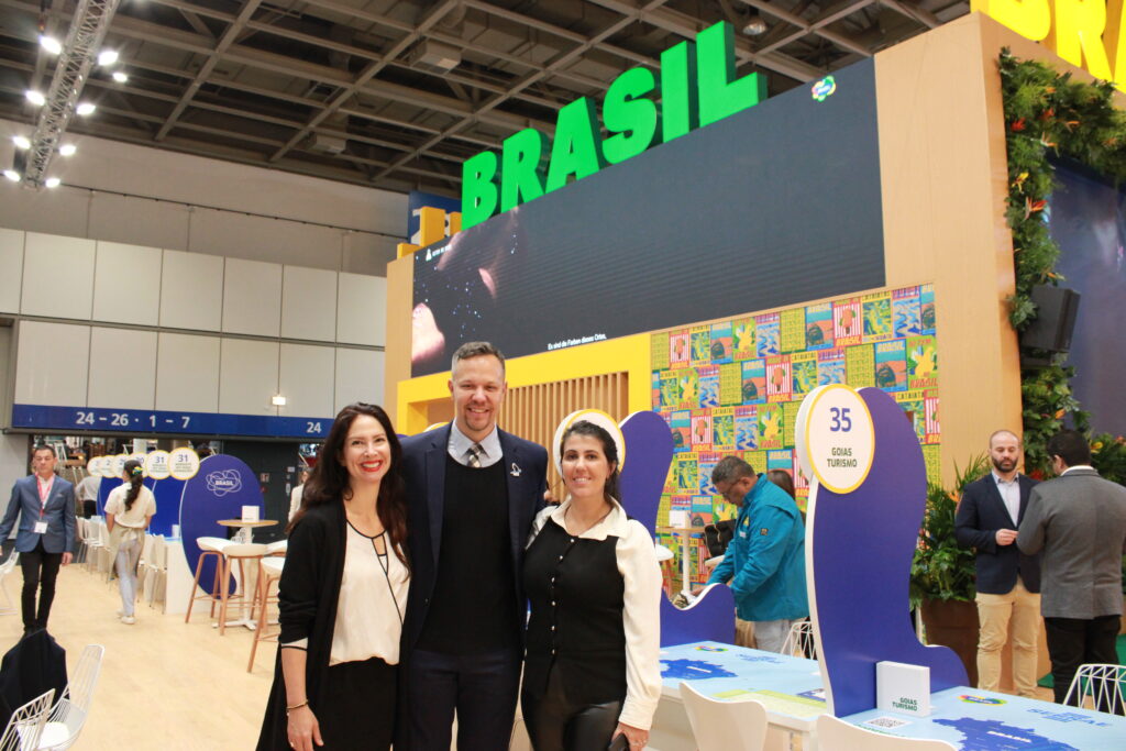 Bruno Reis, da Embratur, entre Luciana Delamare, do Instituto Aupaba, e Bianca Rodrigues, da Windsor Hotels Rio de Janeiro