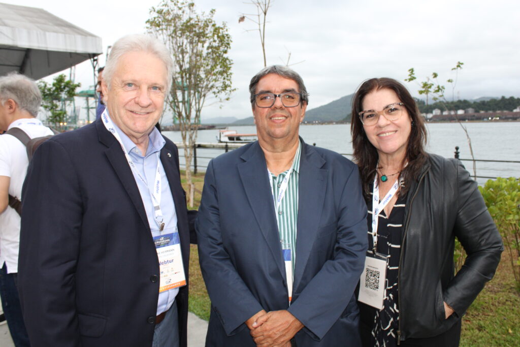 Rene Hermann, da Costa Cruzeiros, Armando Duran e Maria Duran, da LR Turismo