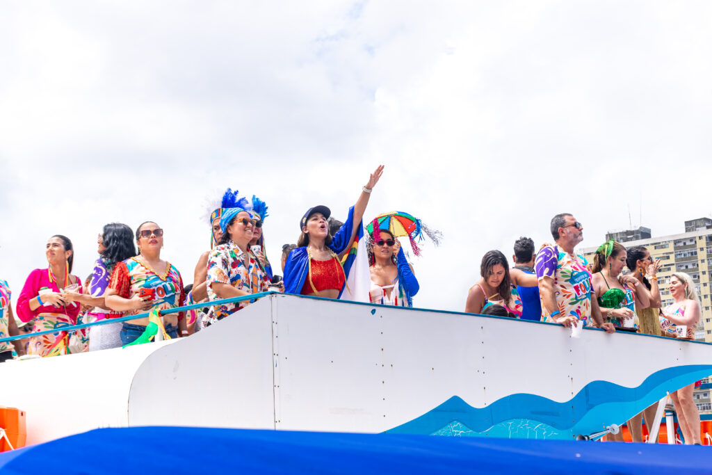 Os catamarãs têm dois andares e permitem assistir ao desfile de diferentes ângulos