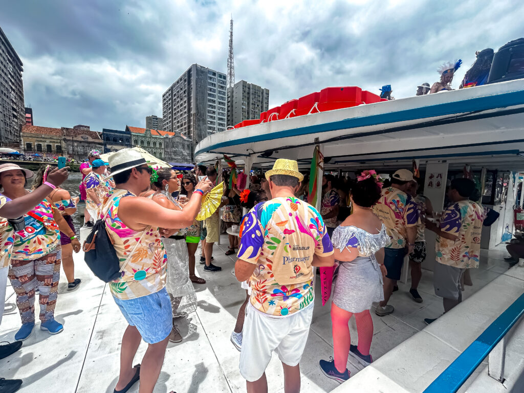 Os foliões aproveitaram os maiores sucessos do carnaval que a banda tocou ao vivo