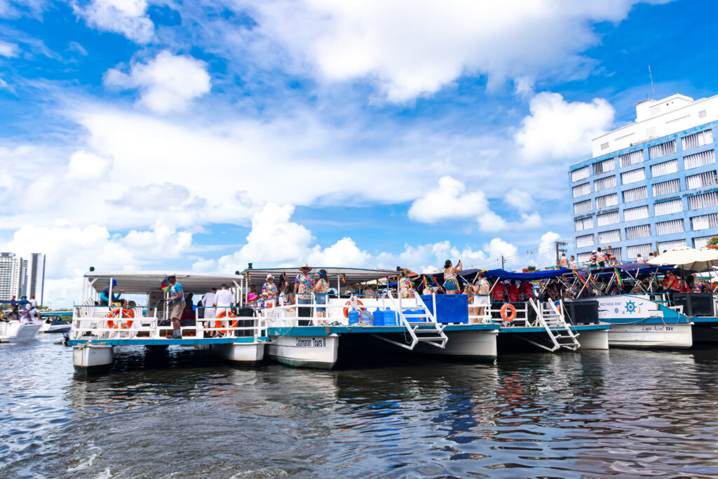 Sete catamarãs dispostos lado a lado serviram de palco para a folia em frente ao Galo