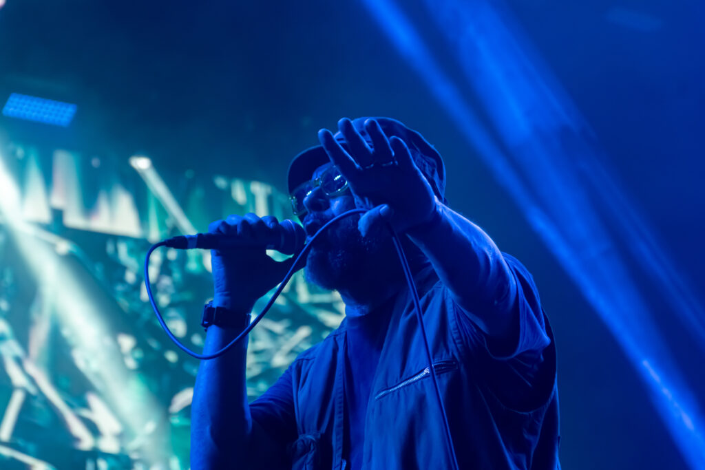 Jorge Du Peixe, vocalista do Nação Zumbi, fez protesto contra anistia durante o show