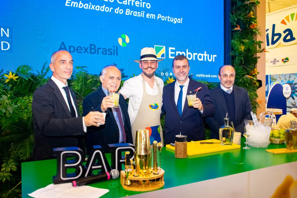 O lançamento foi brindado com caipirinha na BTL