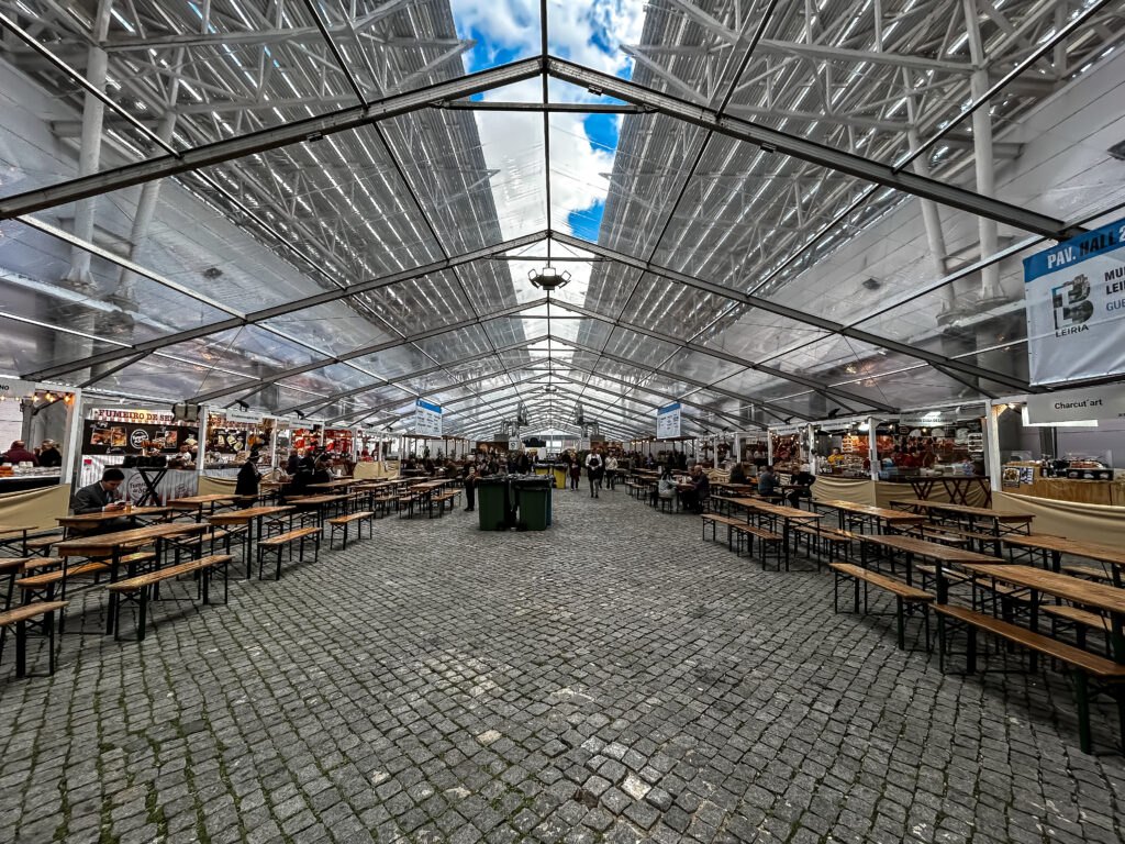 Praça de alimentação entre os pavilhões na BTL