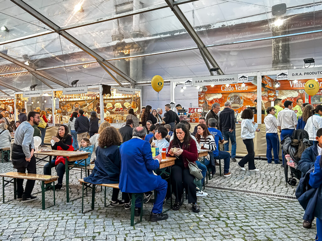 Praça de alimentação entre os pavilhões na BTL