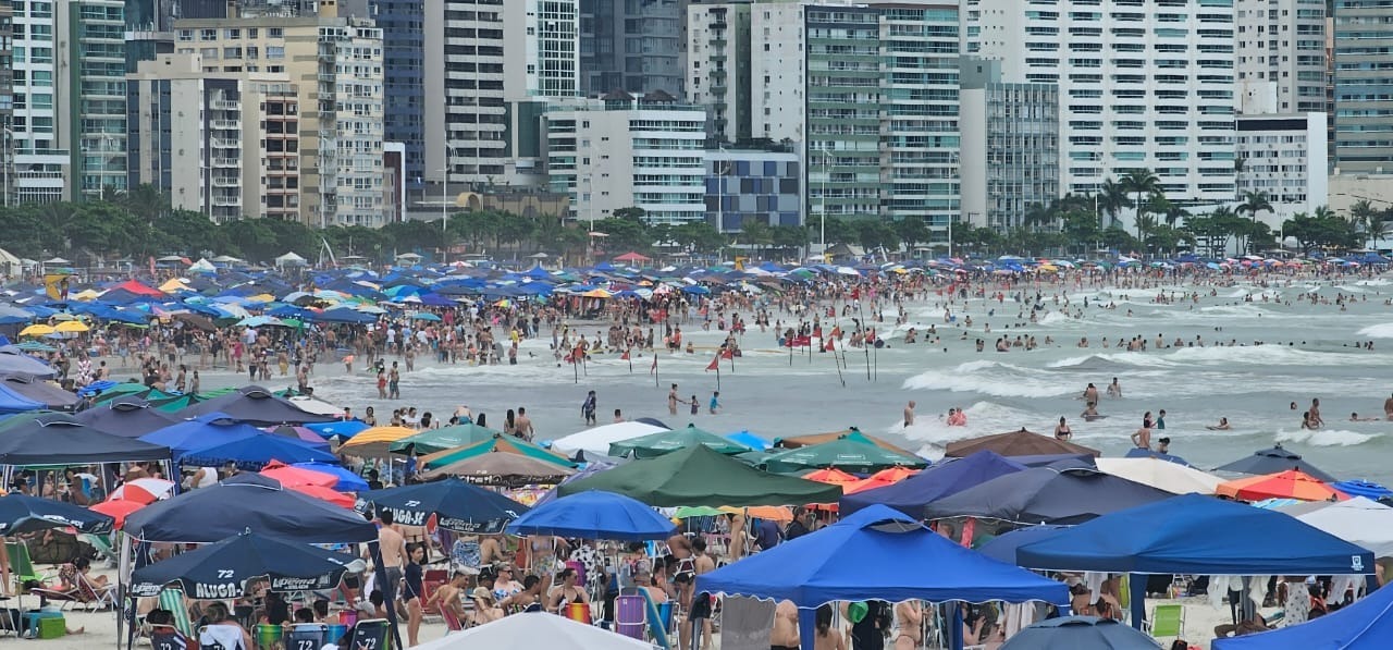 Praia Central de Balneario Camboriu neste verao Foto Prefeitura de Balneario Camboriu Fevereiro bate recorde de ocupação hoteleira em Balneário Camboriú