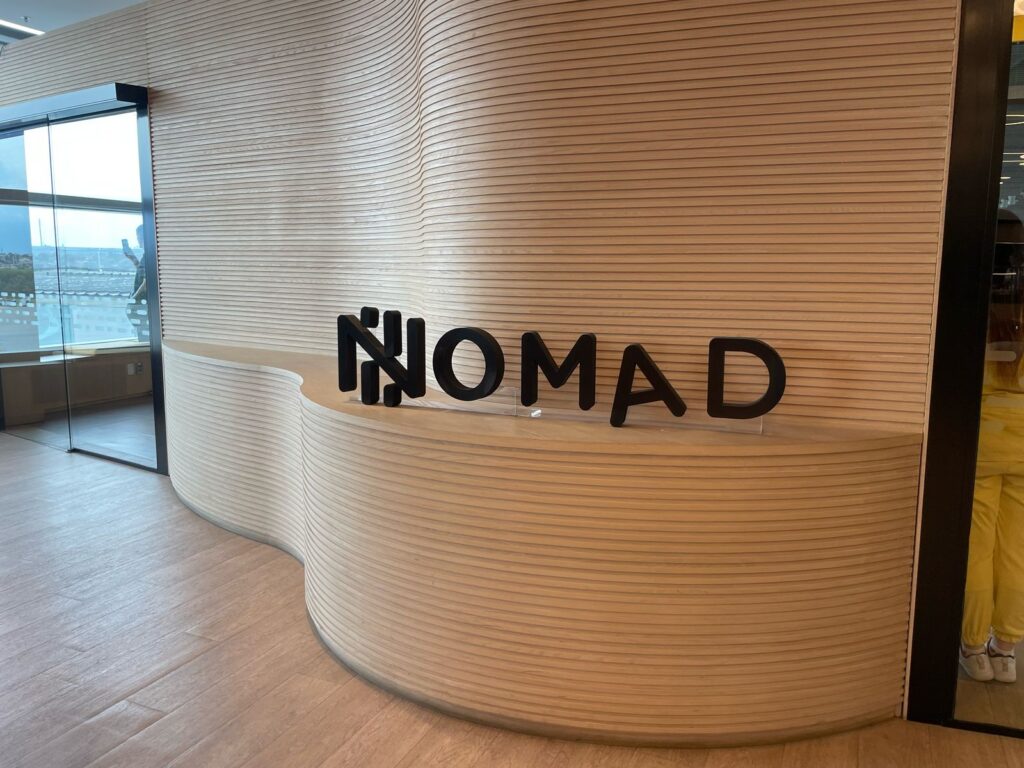 A sala vip da Nomad é nova e está bem cuidada