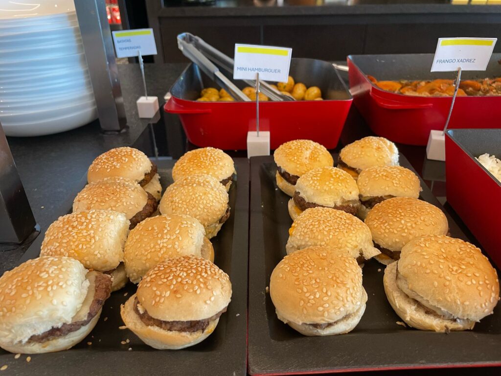 Hamburguers e outros snacks também estão disponíveis